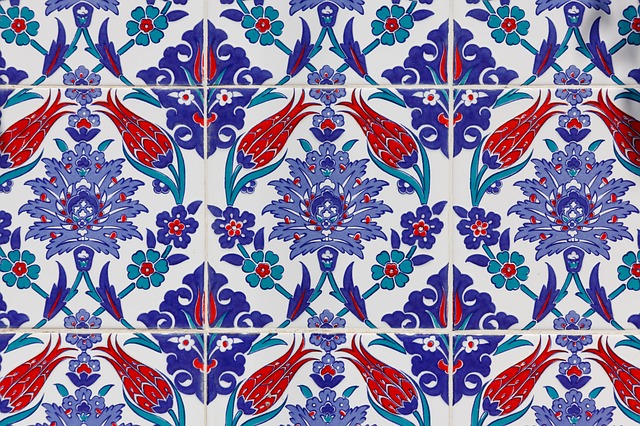 une pose de carrelage avec des motifs de fleurs