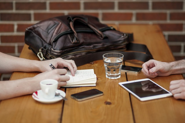 Interview autour d'une table avec ecran tactile