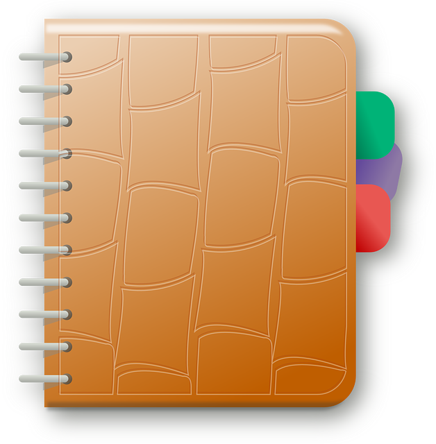 Un cahier avec une reliure en métal